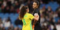 Lorena, goleira da Sele&ccedil;&atilde;o Brasileira Feminina, recebe a faixa de capit&atilde; de Angelina durante amistoso contra a Inglaterra, em outubro de 2025 - Foto: Naomi Baker/Getty Images / Esporte News Mundo