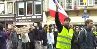 Manifestantes v&atilde;o &agrave;s ruas na Fran&ccedil;a - Foto: Reprodu&ccedil;&atilde;o / Jogada10
