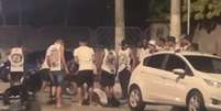 Advogado &eacute; espancado ap&oacute;s se recusar a retirar camisa de torcida organizada do Vasco - Foto: Reprodu&ccedil;&atilde;o / Jogada10
