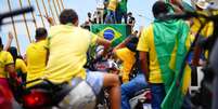 O senador Fl&aacute;vio Bolsonaro, candidato &agrave; Presid&ecirc;ncia da Rep&uacute;blica, em motocarreata em Marab&aacute; (PA)  Foto: Vittor Sales/Divulga&ccedil;&atilde;o / Estad&atilde;o