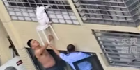Crian&ccedil;a fica pendurada no 12&ordm; andar e vizinhos correm para salv&aacute;-la  Foto: Reprodu&ccedil;&atilde;o