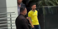 Andr&eacute; Janones recebe alta e &eacute; recebido por apoiadores na porta do hospital  Foto: Reprodu&ccedil;&atilde;o/X