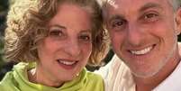 A professora Marta Grostein com o filho mais velho, o apresentador Luciano Huck  Foto: Reprodu&ccedil;&atilde;o