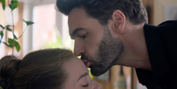 É oficial, entre as mulheres 50+ que amam assistir comédia romântica: 3 perfumes nacionais não óbvios para quem está apaixonada nesta Primavera. Foto: Divulgação, Amazon Prime Video / Purepeople