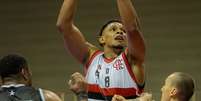 Ruan, do Flamengo, enfrenta a marca&ccedil;&atilde;o do Botafogo em partida da segunda rodada do NBB 2026/27 - Foto: Paula Reis/CRF/Site / Esporte News Mundo