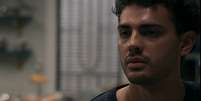 Fernando (Pedro Alves) teve uma atitude estranha na sequ&ecirc;ncia de confus&atilde;o no apartamento dos Brand&atilde;o  Foto: Reprodu&ccedil;&atilde;o/TV