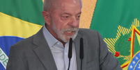 Lula (PT) durante sanção do novo limite para Microempreendedores Individuais (MEI) e assinatura da PEC para transporte gratuito  Foto: Reprodução / YouTube