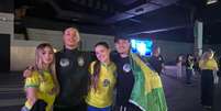 Jo&atilde;o Victor, enrolado com a bandeira do Brasil, foi ao evento em apoio a Fl&aacute;vio Bolsonaro acompanhado de amigos  Foto: Adrielle Farias/Terra