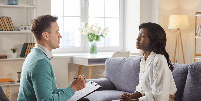 Psic&oacute;logo e psiquiatra atuam na sa&uacute;de mental, mas t&ecirc;m forma&ccedil;&otilde;es e fun&ccedil;&otilde;es diferentes Foto: Studio Romantic | Shutterstock / Portal EdiCase