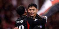 Justin Kluivert converte o primeiro gol do Bournemouth - Foto: Michael Steele/Getty Images / Jogada10
