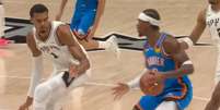 Shai Gilgeous-Alexander, do OKC Thunder, e Victor Wembanyama, do San Antonio Spurs, durante a primeira partida das equipes na temporada 2026/27 da NBA - Foto: Reprodu&ccedil;&atilde;o/YouTube/NBA Brasil/Captura de Tela dos melhores momentos / Esporte News Mundo