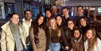 O animado grupo que se reuniu em Paris para o anivers&aacute;rio dos trig&ecirc;meos  Foto: Reprodu&ccedil;&atilde;o