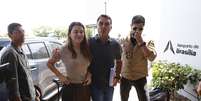 O senador Fl&aacute;vio Bolsonaro (PL) com a esposa Fernanda Bolsonaro, no terminal executivo do Aeroporto de Bras&iacute;lia, com destino ao Rio de Janeiro, onde participa do &uacute;ltimo debate presidencial das elei&ccedil;&otilde;es de 2026, promovido pela TV Globo, nesta sexta-feira, 23 de outubro  Foto: WILTON JUNIOR / Estad&atilde;o