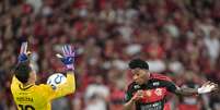 Muslera, do Estudiantes, faz grande defesa em cabe&ccedil;ada de Plata, do Flamengo  Foto: THIAGO RIBEIRO/AGIF - AG&Ecirc;NCIA DE FOTOGRAFIA/ESTAD&Atilde;O CONTE&Uacute;DO / Estad&atilde;o