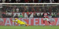 Muslera defendeu o pênalti de Bruno Henrique  Foto: Wagner Meier / Getty Images