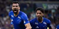 O cruzeirense Arroyo recebe a marcação de Marlon na vitória da Raposa sobre o Remo nesta sexta-feira.  Foto: Gustavo Aleixo/Cruzeiro / Jogada10