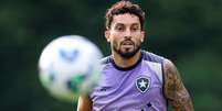 Foto: Alex Telles em treino pelo Botafogo ( Divulga&ccedil;&atilde;o/ Botafogo) / G&aacute;vea News