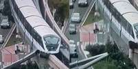 Um guindaste de grande porte caiu sobre a linha do monotrilho, em São Paulo, neste sábado (24) e foi atingido pelo trem próximo à estação Camilo Hadadd, da linha 15 prata.  Foto: Reprodução/TV Globo / Estadão
