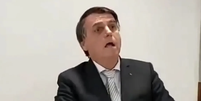 Jair Bolsonaro em live na pandemia em que zombou de pessoas com Covid-19  Foto: Reprodução