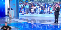 Fl&aacute;vio Bolsonaro (PL) e Lula (PT) participam de debate na Globo na noite desta sexta-feira, 23  Foto: Reprodu&ccedil;&atilde;o/TV Globo