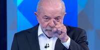 O presidente Lula ao reagir &agrave; fala de Fl&aacute;vio Bolsonaro sobre ter "nove dedos"  Foto: Reprodu&ccedil;&atilde;o/TV