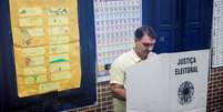 O candidato do PL, Flávio Bolsonaro, vota no Rio de Janeiro.  Foto: REUTERS - Ricardo Moraes / RFI