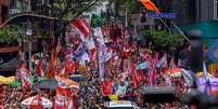 O presidente do Brasil e candidato &agrave; reelei&ccedil;&atilde;o, Luiz In&aacute;cio Lula da Silva, ao lado do candidato ao governo de S&atilde;o Paulo, Fernando Haddad, em carro aberto, rodeados de pessoas durante manifesta&ccedil;&atilde;o na Avenida Paulista, em S&atilde;o Paulo, no dia 3 de outubro de 2026  Foto: NurPhoto via Getty Images / BBC News Brasil