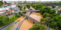 Chuvas atingem v&aacute;rias cidades de S&atilde;o Paulo; na imagem, foto do rio Sorocaba que transbordou neste domingo, 25  Foto: CADU ROLIM/FOTOARENA/ESTAD&Atilde;O CONTE&Uacute;DO