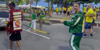 Homem negro acorrentado por branco durante ato de Flávio Bolsonaro (PL)  Foto: Reprodução/X