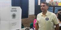 Flávio Bolsonaro durante votação neste domingo, 25  Foto: REGINALDO PIMENTA/AGÊNCIA O DIA/ESTADÃO CONTEÚDO / Estadão