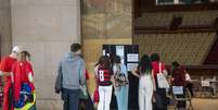 Brasileiros votando na Universidade de Lisboa, em Portugal, neste domingo, 25  Foto: Luis Boza/NurPhoto via Getty Images