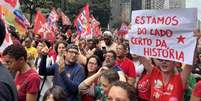 Apoiadores de Lula lotaram a Avenida Paulista na tarde de sábado, véspera da eleição presidencial. (24/10/2026)  Foto: © RFI/ Lúcia Müzell / RFI