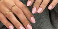 Das unhas com brilho molhado &agrave;s vers&otilde;es com desenhos discretos, h&aacute; op&ccedil;&otilde;es para diferentes estilos e comprimentos Foto: Reprodu&ccedil;&atilde;o/Instagram/@staceymachin / Bons Fluidos