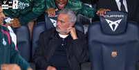 Foto: Mourinho no banco de reservas ( Reprodu&ccedil;&atilde;o/CazeTV) / G&aacute;vea News