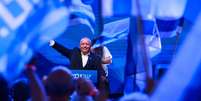 O candidato Gadi Eisenkot sa&uacute;da a multid&atilde;o durante um com&iacute;cio de seu partido, Yashar, &agrave;s v&eacute;speras das elei&ccedil;&otilde;es legislativas israelenses. Tel Aviv, 25 de outubro de 2026.  Foto: &copy; Ronen Zvulun / Reuters / RFI