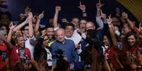 Lula e apoiadores comemoram vitória nas urnas  Foto: TIAGO QUEIROZ / Estadão