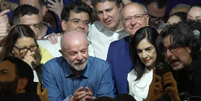 Lula chega para falar após ser eleito  Foto: Reprodução/Globo