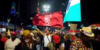 Apoiadores de Lula (PT) fazem festa na Avenida Paulista, em São Paulo, após a reeleição do petista  Foto: VINCENT BOSSON/FOTOARENA/ESTADÃO CONTEÚDO