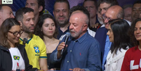 Lula discursa cercado por apoiadores  Foto: Reprodução/Globo