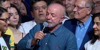 Eleito para o 4&ordm; mandato, Lula usa cl&aacute;ssica camisa jeans em discurso  Foto: Reprodu&ccedil;&atilde;o/TV