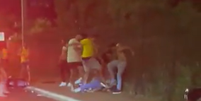 Homem aparece sendo espancado em v&iacute;deo que teria sido feito em Rio Verde, em Goi&aacute;s, ap&oacute;s vit&oacute;ria de Lula  Foto: Reprodu&ccedil;&atilde;o/X