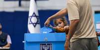 Uma elei&ccedil;&atilde;o muito disputada que coloca em xeque o futuro pol&iacute;tico de Benjamin Netanyahu.  Foto: REUTERS - Ronen Zvulun / RFI