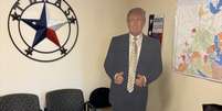 Uma r&eacute;plica de papel&atilde;o em tamanho real do presidente americano Donald Trump nas instala&ccedil;&otilde;es do Partido Republicano de Denton.  Foto: RFI