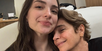 'Te levanta com a luz e o entusiasmo pela vida que vieram junto com ela': a emocionante declara&ccedil;&atilde;o de Renata Lo Prete para a filha de 24 anos; &acirc;ncora do 'Jornal da Globo' mostra foto rara com primog&ecirc;nita.  Foto: Reprodu&ccedil;&atilde;o/Instagram, @renataloprete / Purepeople