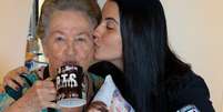 J&uacute;lia e a neta, Beatriz, s&atilde;o f&atilde;s do BTS  Foto: Arquivo Pessoal / BBC News Brasil
