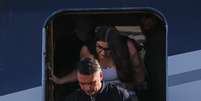 Flávio Bolsonaro desembarca em aeroporto em Miami, na Flórida (EUA), após fugir do Brasil  Foto: Eva Marie Uzcategui/Reuters