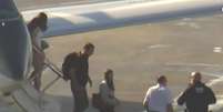 O senador Flavio Bolsonaro desembarca com a familia em Miami.  Foto: Reprodu&ccedil;&atilde;o/GloboNews / Estad&atilde;o