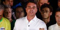 O senador Fl&aacute;vio Bolsonaro (PL), candidato &agrave; Presid&ecirc;ncia da Rep&uacute;blica, fala &agrave; imprensa ap&oacute;s ser derrotado pelo presidente Luiz In&aacute;cio Lula da Silva (PT), reeleito no segundo turno das elei&ccedil;&otilde;es presidenciais de 2026  Foto: Wilton Junior/ Estad&atilde;o / Estad&atilde;o