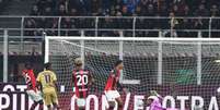 Samuel Mbangula comemora um dos gols da virada do Bologna sobre o Milan - Foto: Marco Luzzani/Getty Images / Jogada10