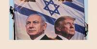 O primeiro-ministro israelense, Benjamin Netanyahu, destaca sua alian&ccedil;a com o presidente dos Estados Unidos, Donald Trump, em um outdoor de campanha de seu partido em Tel Aviv  Foto: EPA/Shutterstock / BBC News Brasil
